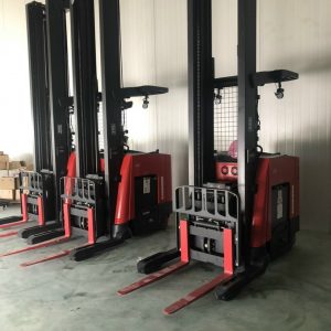 xe nâng điện đứng lái
